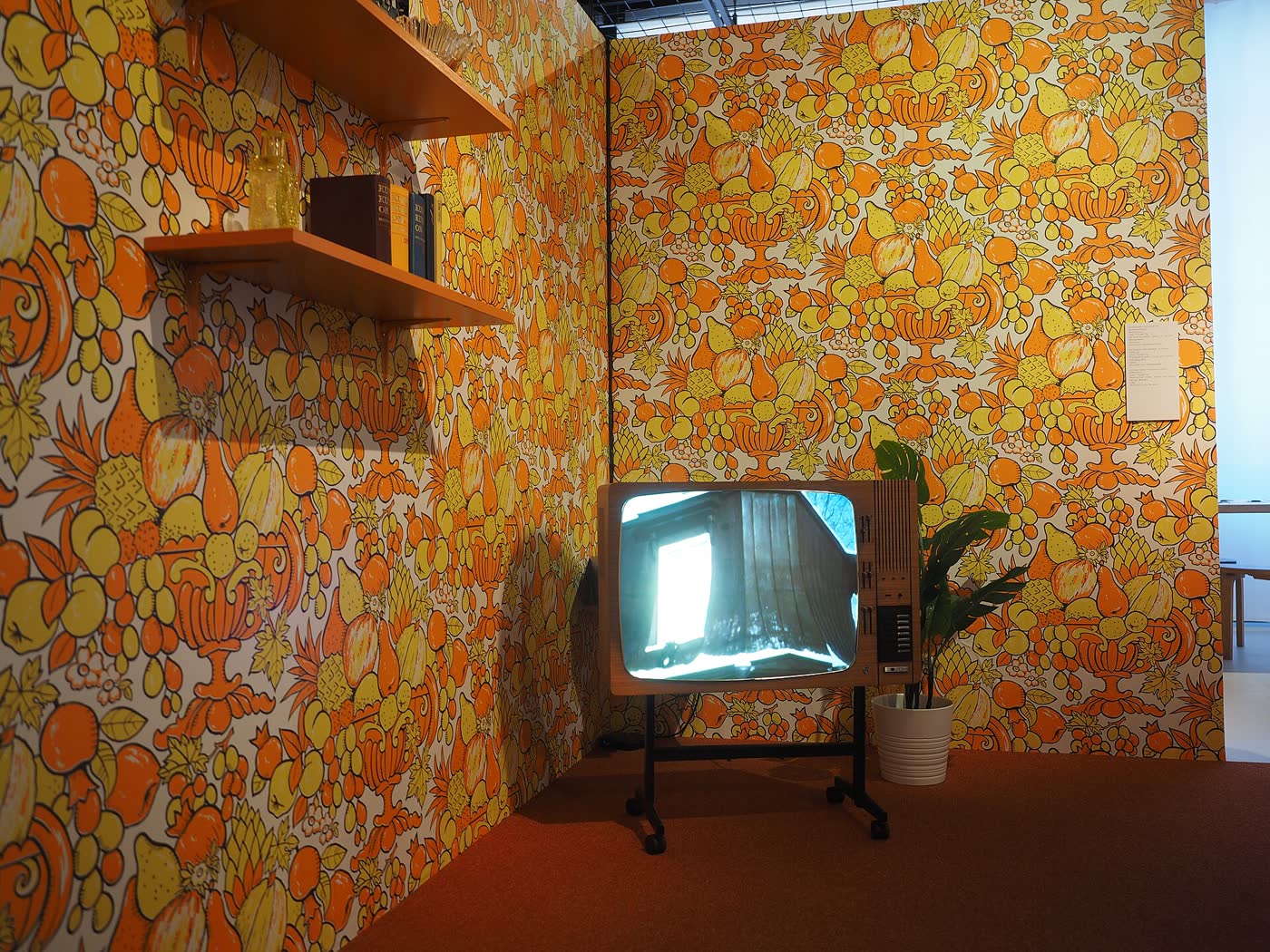 Televisor de época em exposição no Museu de Arquitetura Finlandês