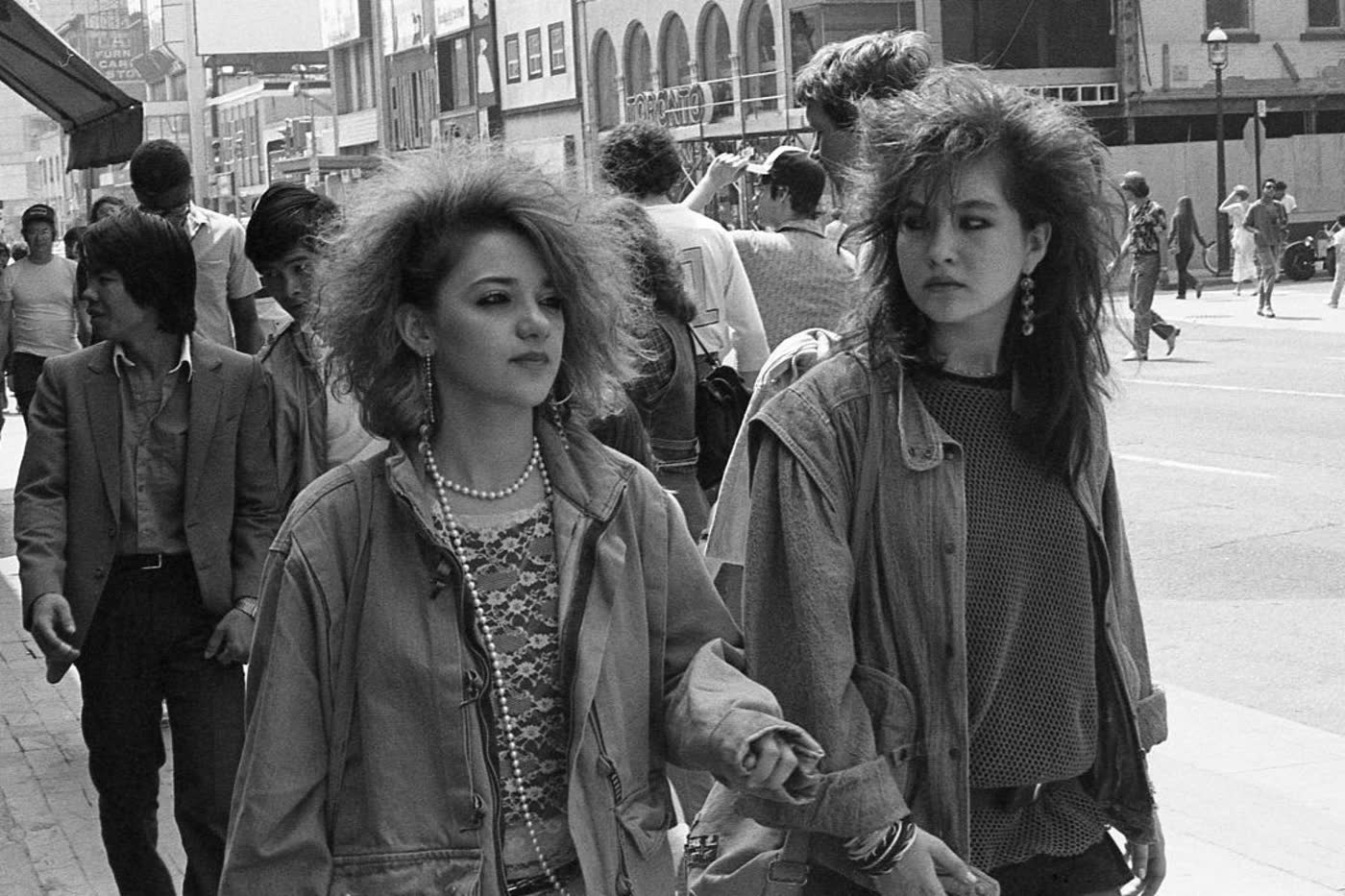 Estilo new wave na Yonge Street, Toronto, em 1985